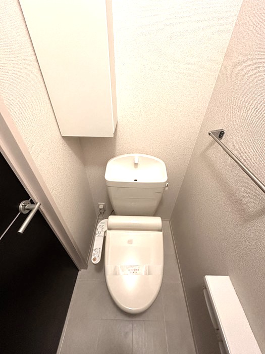 トイレ　トイレは温水洗浄便座付き♪人気のバストイレ別です♪小物を置け