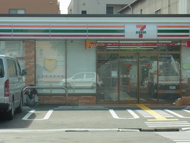コンビニ　セブンイレブン（コンビニ）まで162m