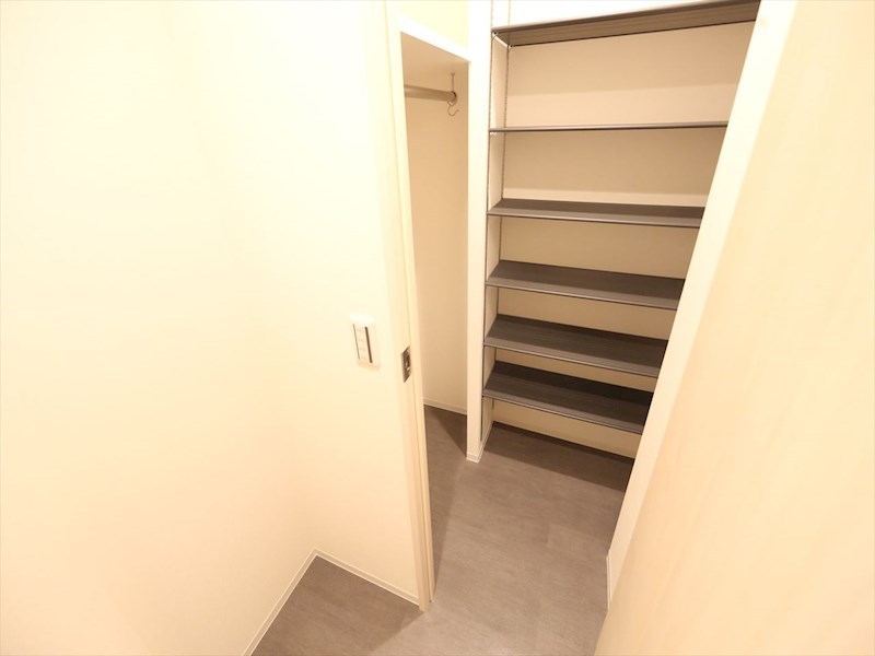 玄関　玄関　シューズクローク付（収納充実してます）