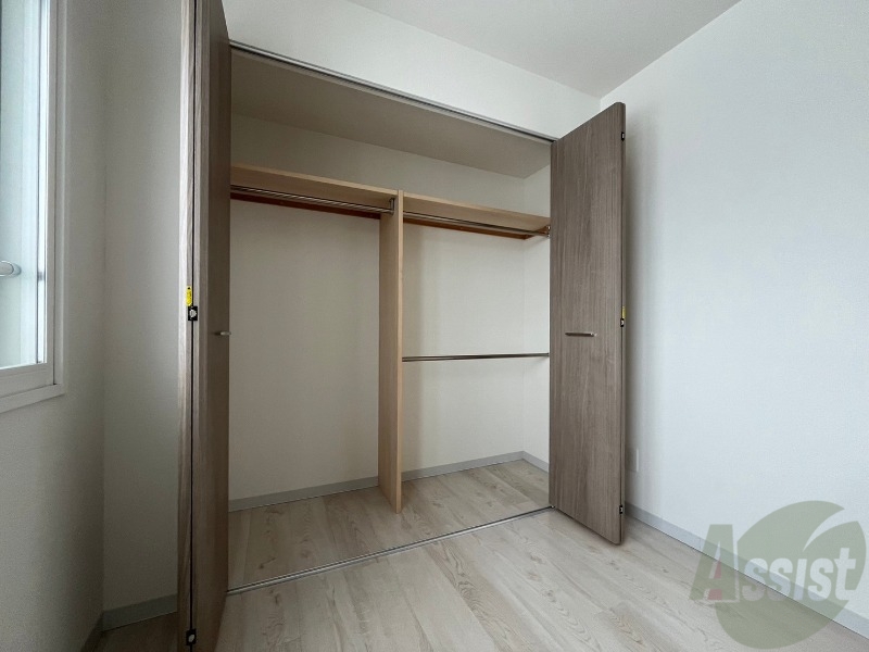 収納　こちらの収納にはハンガーをかけて服もしまえますね。