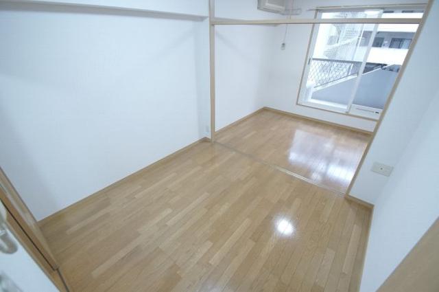 居室・リビング　【洋室】居室（入口側から）