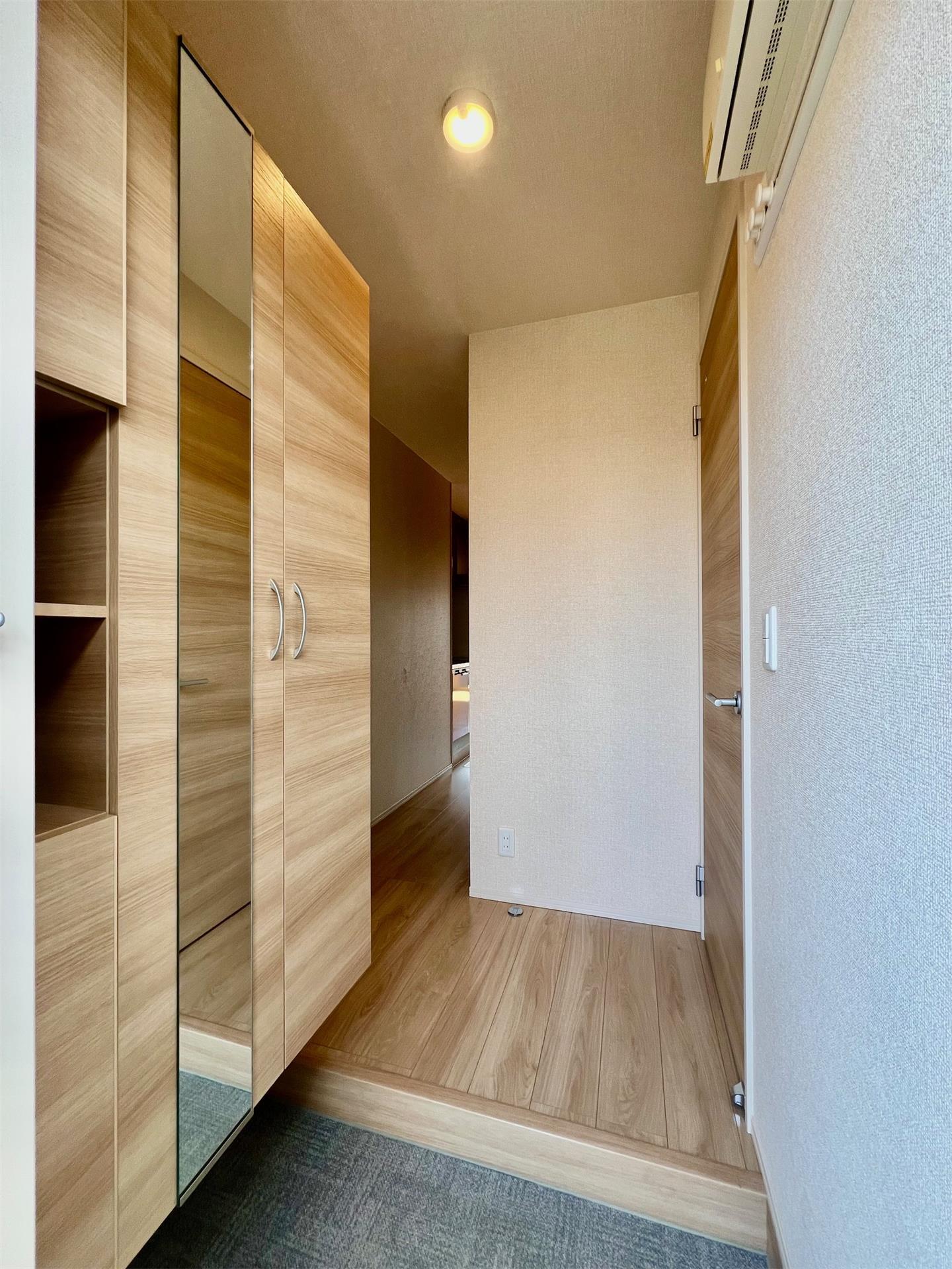 玄関　同タイプ別室内写真（反転タイプ）