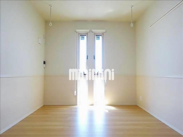 その他部屋・スペース　南側に窓のある明るい寝室です