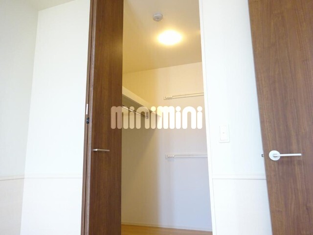 収納　照明器具付き