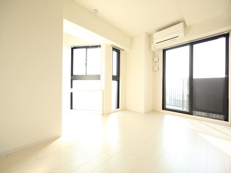 居室・リビング　洋室8帖　2面採光　エアコン完備　バルコニー