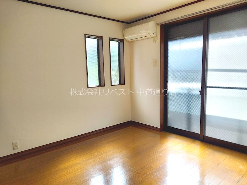 居室・リビング　※別室の写真です