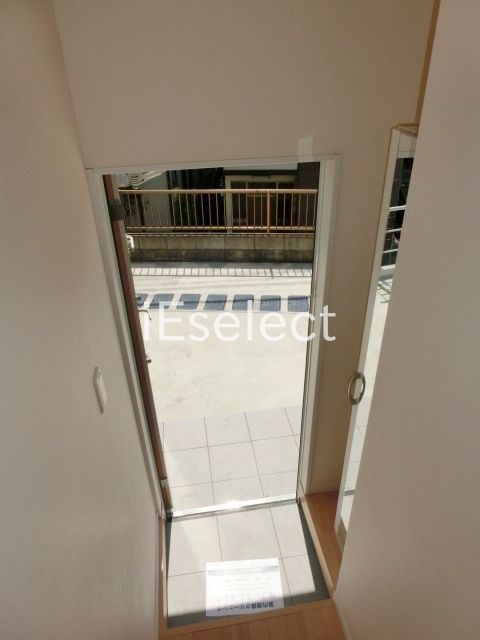 玄関　玄関にはトールタイプのシューズボックス。