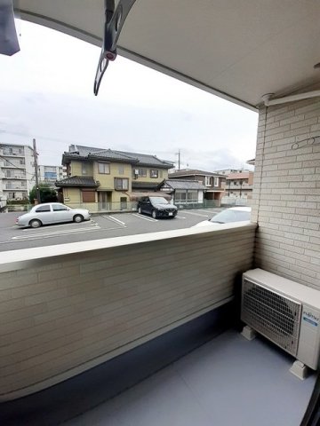 バルコニー　開放的で明るい空間を演出してくれるバルコニーです