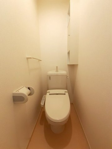 トイレ　落ち着いた色調のトイレです