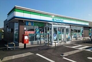 コンビニ　ファミリーマート（コンビニ）まで300m