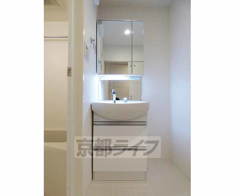 洗面設備　綺麗な洗面台です。