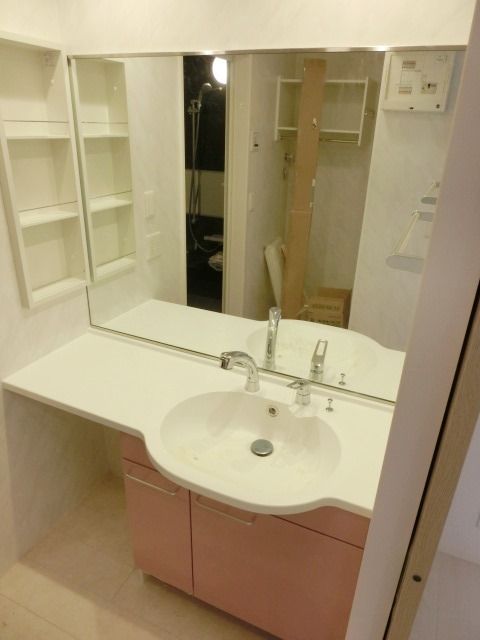 洗面設備　鏡が大きな洗髪洗面化粧台