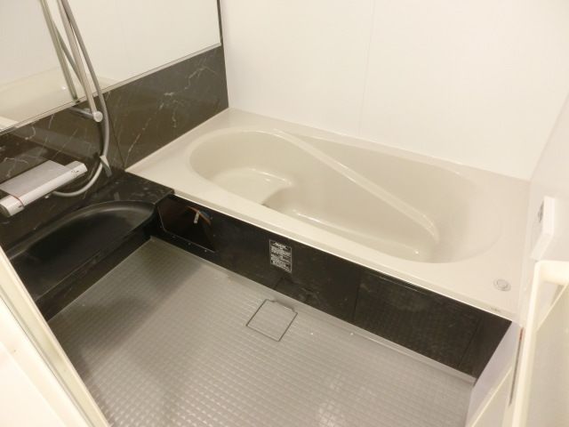 バス・シャワールーム　ゆったりとした一坪の浴室は魅力的です