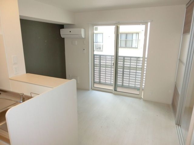 居室・リビング　オシャレなアクセントクロス