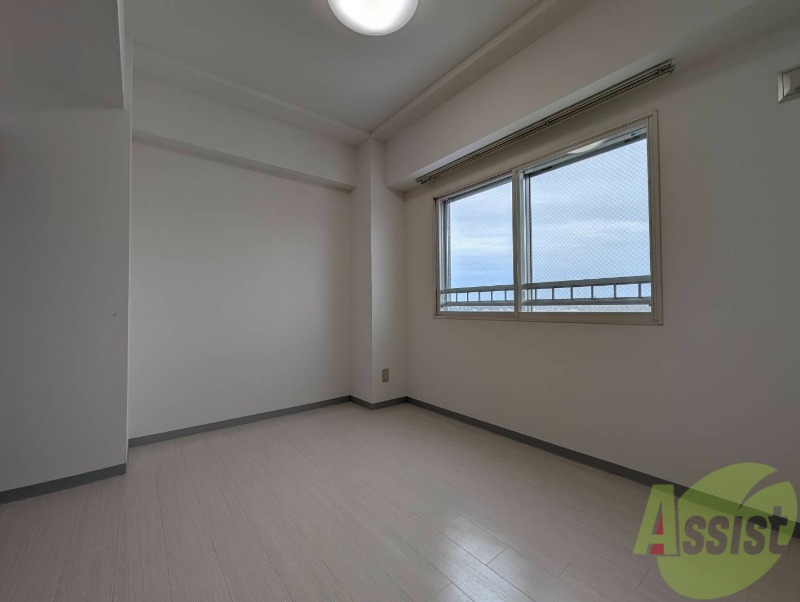 その他部屋・スペース　寝室はこちらです。光が差し込む、温かみのあるお部屋です。