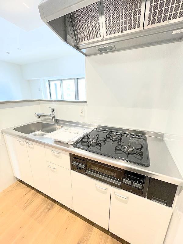 キッチン　システムキッチン・グリル付き３口ガスコンロ