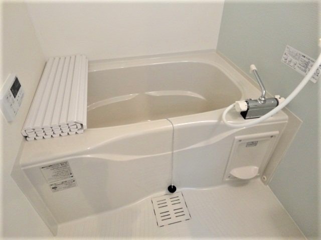 バス・シャワールーム　掲載写真は同型の左右反転の部屋を掲載しております。実際のお写