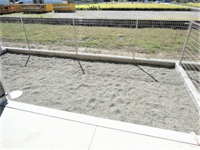 庭　掲載写真は同型の左右反転の部屋を掲載しております。実際のお写