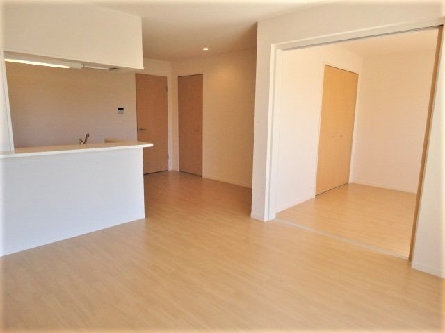 居室・リビング　掲載写真は同型の左右反転の部屋を掲載しております。実際のお写