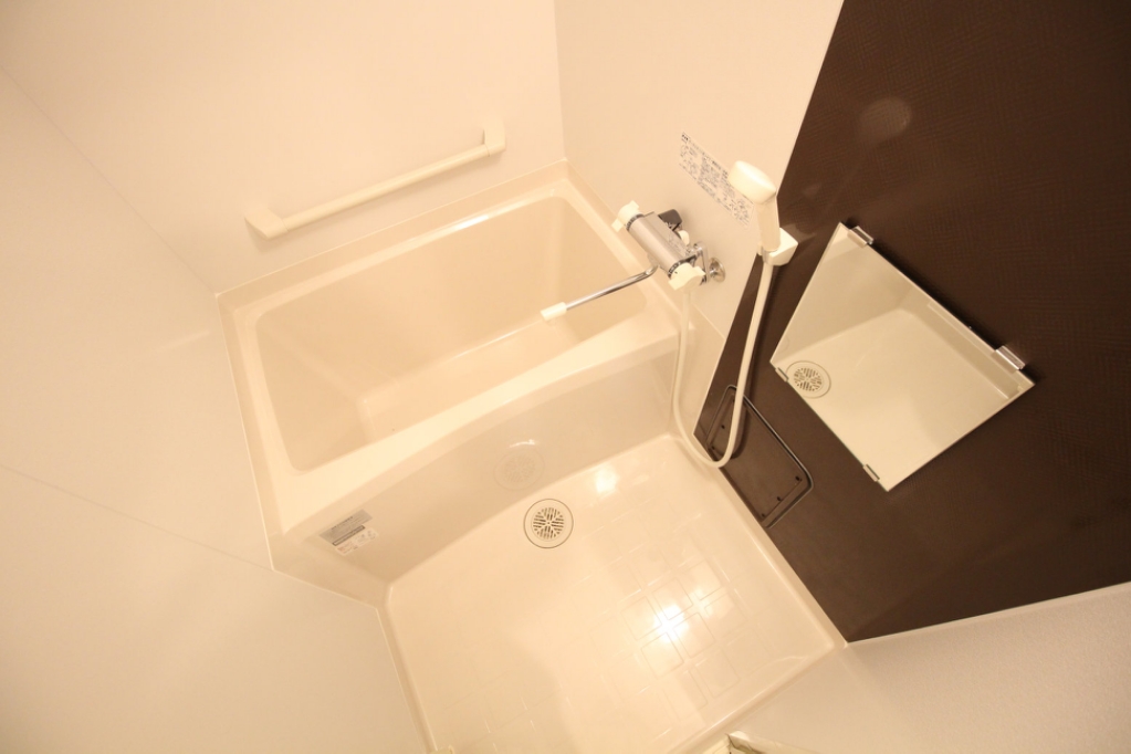 バス・シャワールーム　もちろん浴室乾燥機付きです♪（※部屋により配置の反転有り）