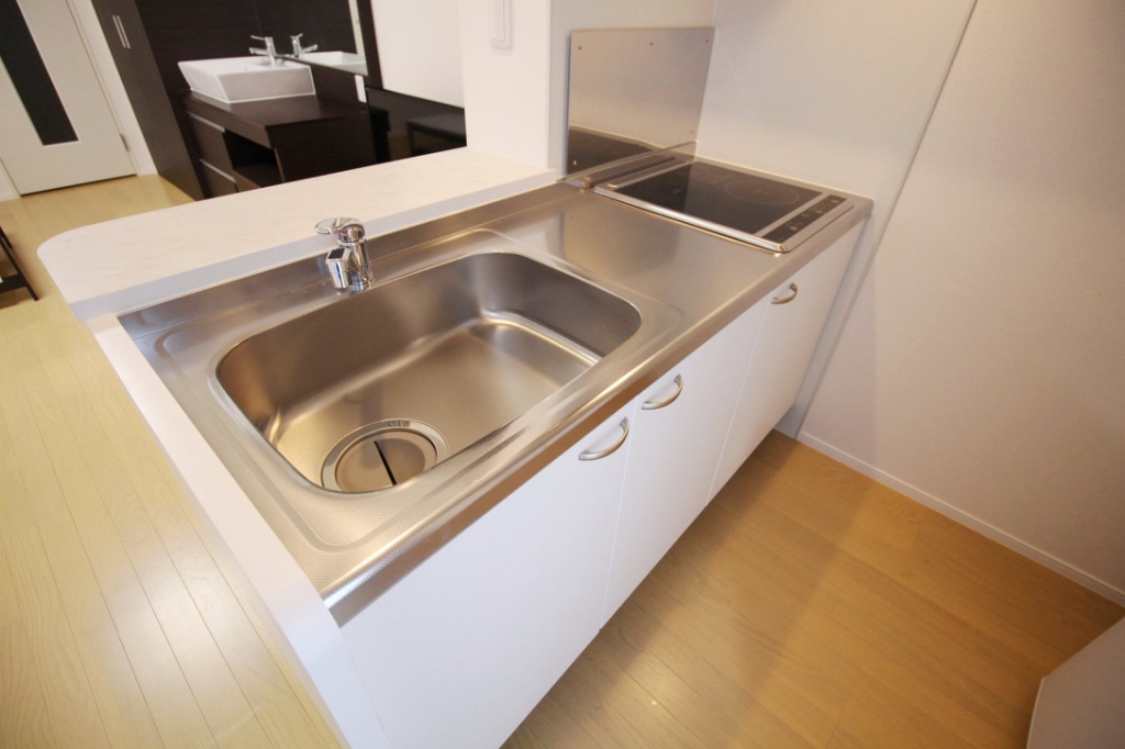 キッチン　ＩＨコンロ付きのキッチンです♪（※部屋により配置の反転有り）