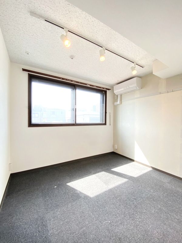 居室・リビング　☆明るい洋室☆