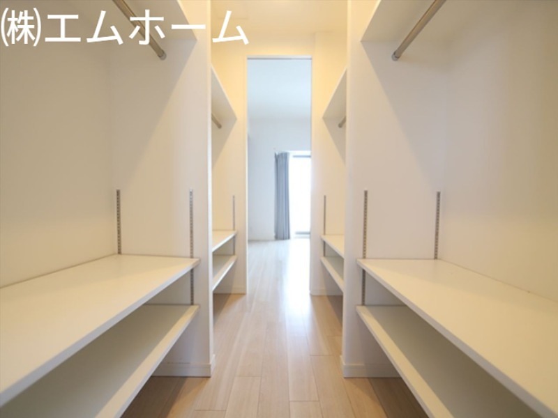 収納　ウォークスルークローゼット（収納充実してます）