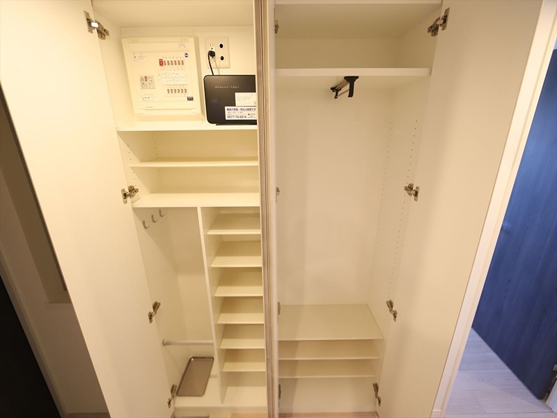 玄関　玄関　シューズボックス付（収納充実してます）