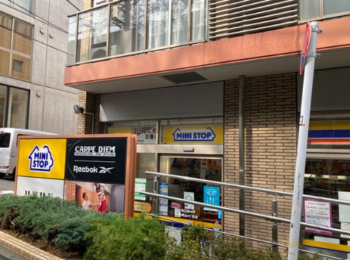 コンビニ　ミニストップ南青山4丁目店（コンビニ）まで210m