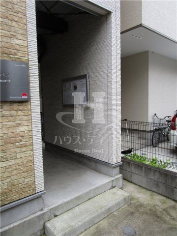 エントランス　落ち着いたエントランスです