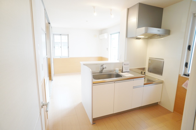 キッチン　参考写真（同建物反転タイプ別部屋のものです）