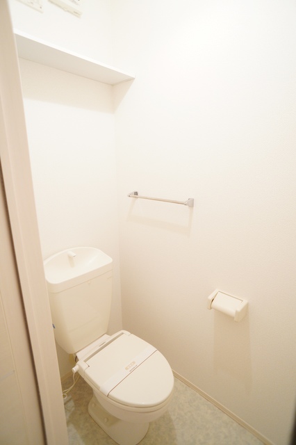 トイレ　参考写真（同建物反転タイプ別部屋のものです）