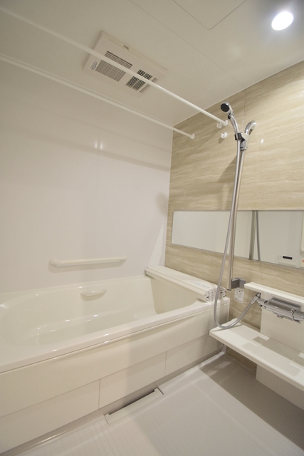 バス・シャワールーム　手すりや滑りにくい床材など、高齢者の暮らしに寄り添った浴室。