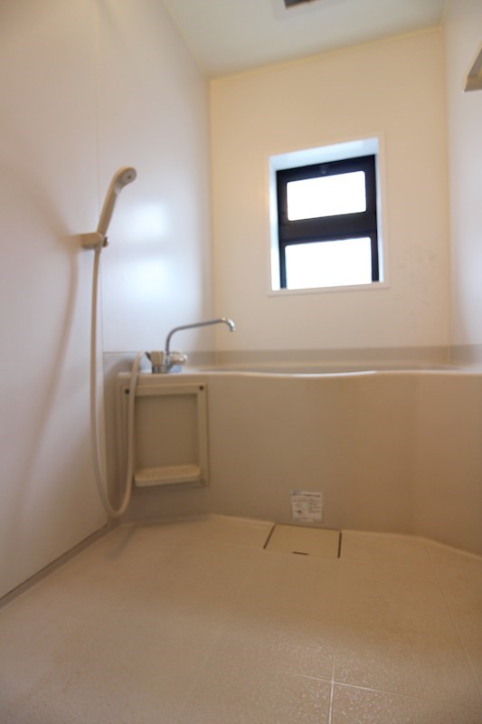 バス・シャワールーム　※別号室の写真です。窓付きの明るいお風呂です。