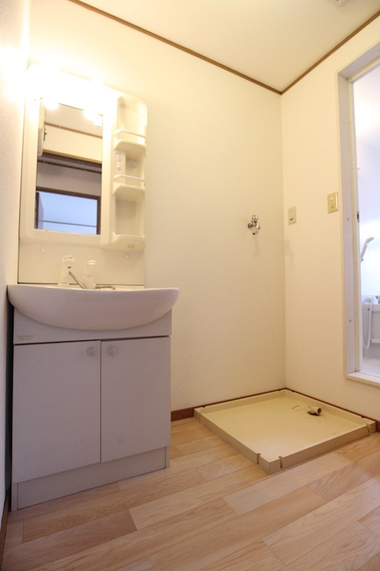 洗面設備　※別号室の写真です。シャンプードレッサー付きの洗面台です。