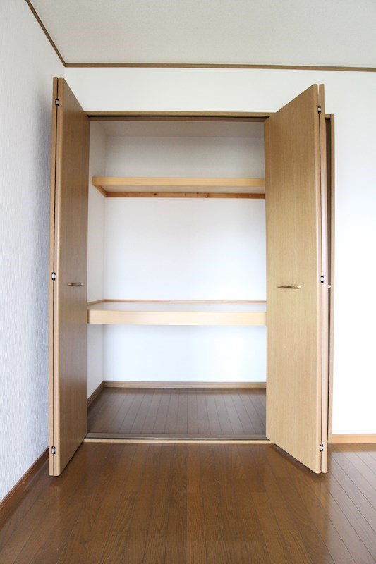 収納　※別号室の写真です。奥行きのある収納です。