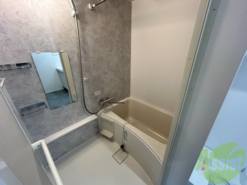 バス・シャワールーム　お風呂はゆったりと入るには十分な広さになっています。