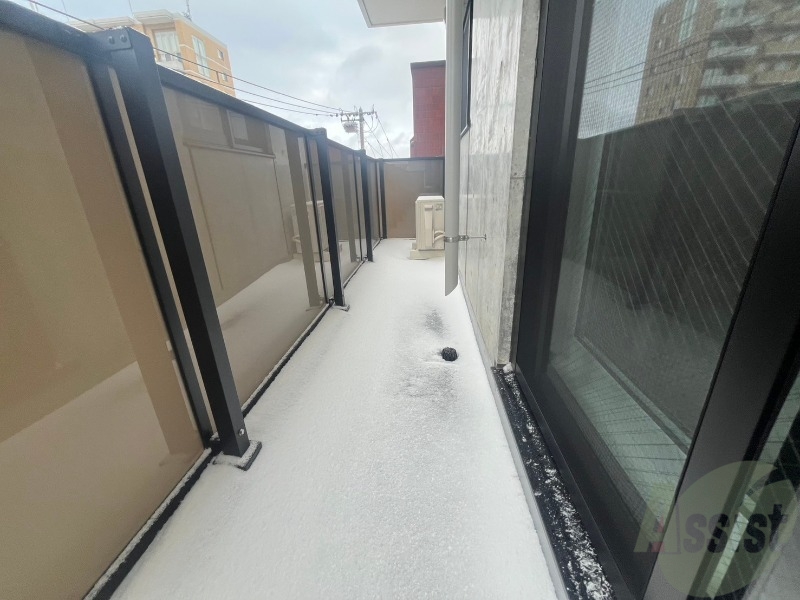 バルコニー　バルコニーです。洗濯物を干すもよし、一息つくもよしですね。