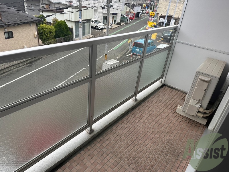 バルコニー　こちらはバルコニーになりますよ。洗濯物も干せそうですね。