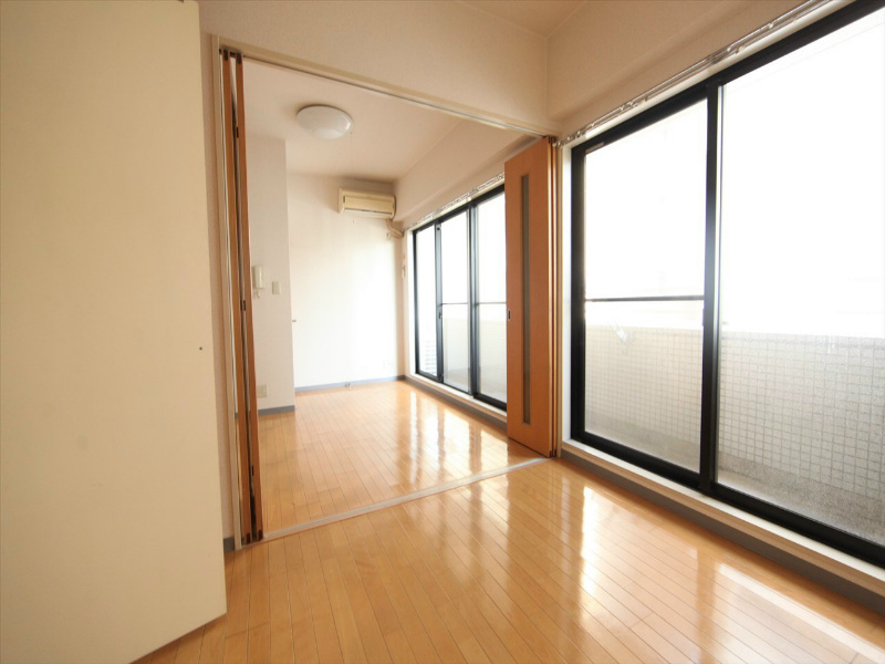 居室・リビング　洋室5帖　ＤＫ6帖　クローゼット　２ＷＡＹバルコニー