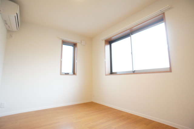 その他部屋・スペース　２面採光なので、明るく風通しのよいお部屋です♪