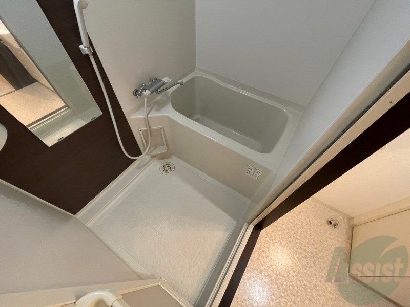 バス・シャワールーム　バスルームはこちらです。広々としてゆったり休めます。