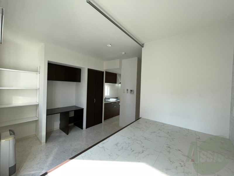 その他部屋・スペース　別の角度から洋室を撮影しました。日射しがあり明るい印象。