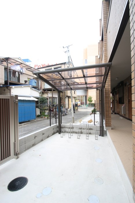 駐車場　屋根付きの駐輪場です