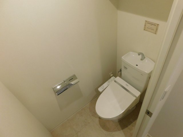 トイレ　落ち着いた色調のトイレです