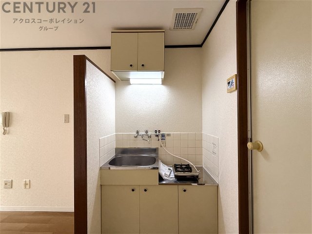 キッチン　コンパクトでシンプルなキッチンがついてます！