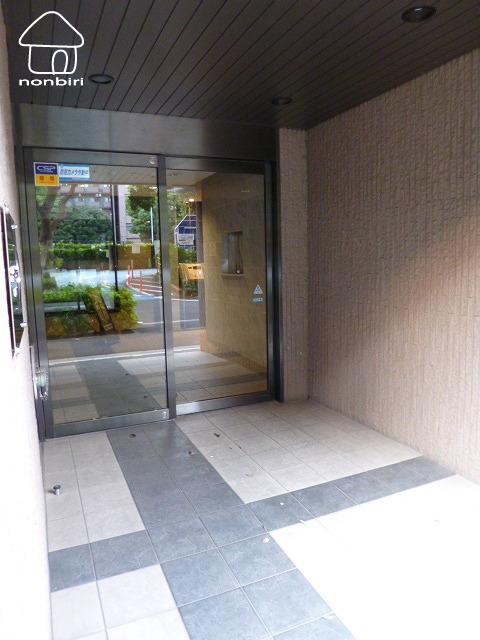 エントランス　入り口も綺麗です