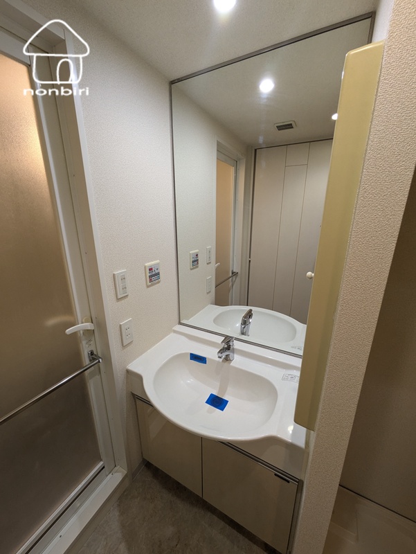 洗面設備　横には収納があります