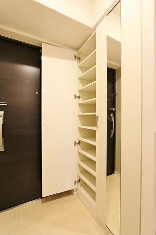 玄関　たくさんの靴が収納可能です