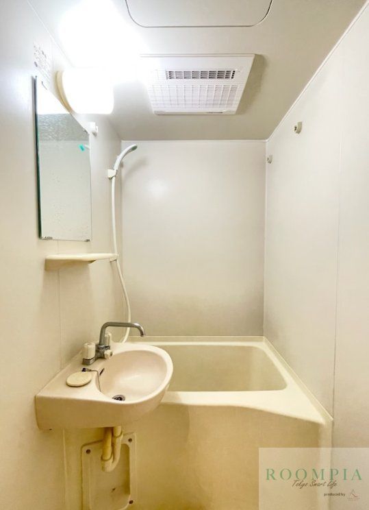 バス・シャワールーム　※同タイプの別のお部屋です。